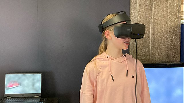 Junge Frau mit VR-Brille