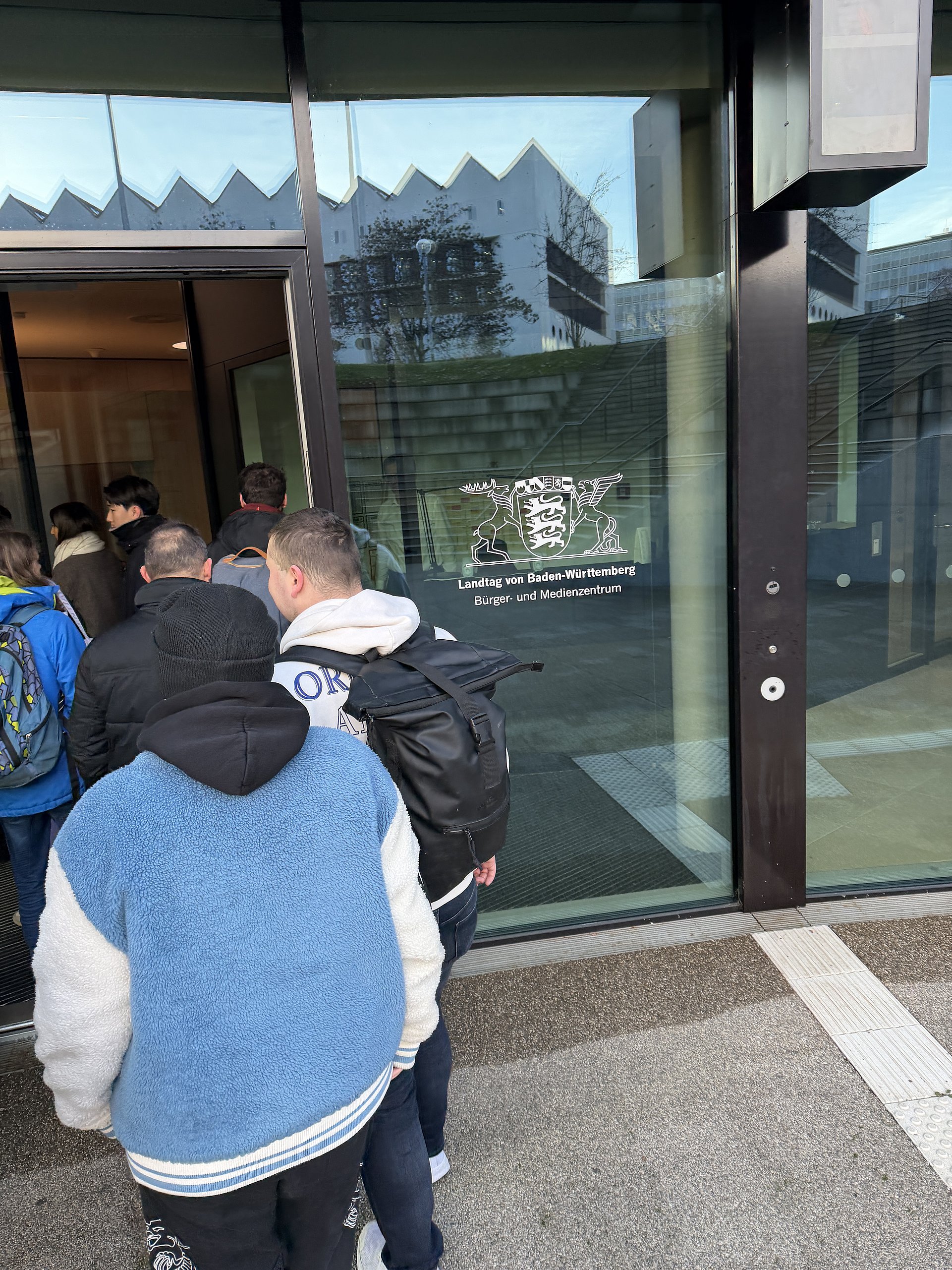 Die Schülersprecher gehen durch den Haupteingang des Landtags in Stuttgart