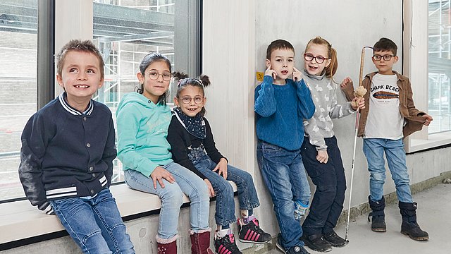 Eine Gruppe junger Schülerinnen und Schüler auf dem Deckblatt der NIKOAktuell