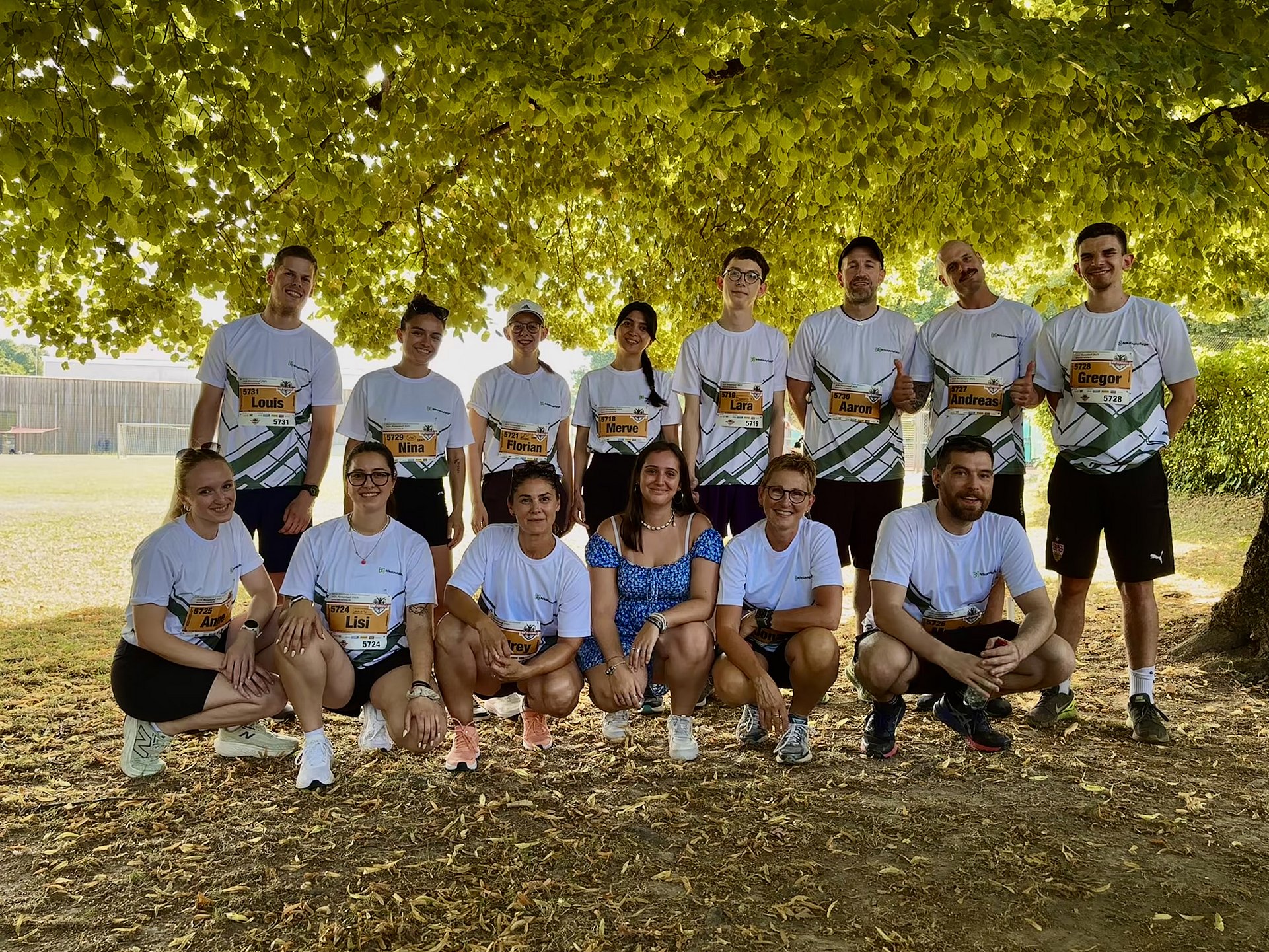 Eine Gruppe junger Erwachsener Sportler im Trikot 