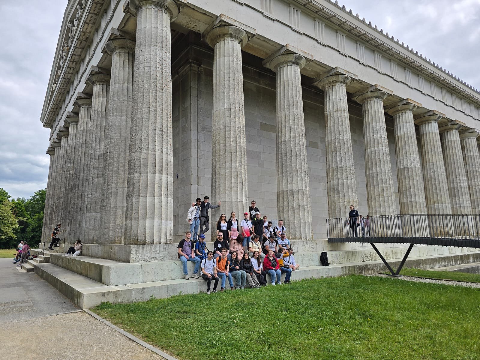 Eine Gruppe von Teilnehmenden der Beruflichen Bildung steht auf der Treppe der Gedenkstätte Walhalla bei Regensburg