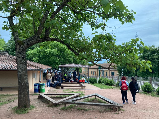 Die Außenansicht der Gebäude des ökumenischen Männerordens in Taisé in Frankreich