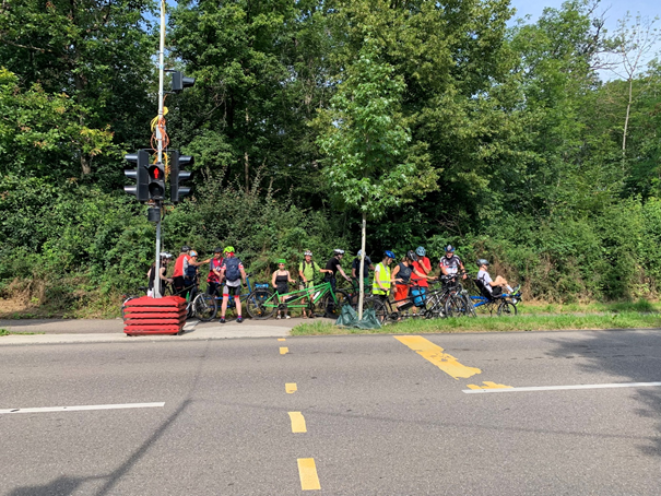 Die Teilnehmenden stehen mit ihren Tandems an einer Ampel.