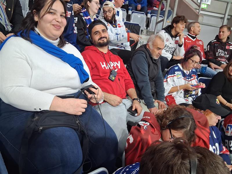 Die Klientinnen und Klienten sitzen in der SAP Arena